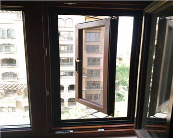 紗窗”臟了，不用拆著洗！家政那偷學(xué)兩招，灰漬立馬不見了！